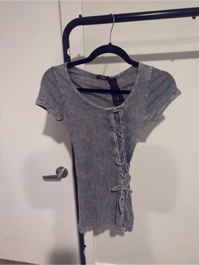T Party Fashion Washed Gray Short Sleeve Scoop Neck Lace-Up Tee